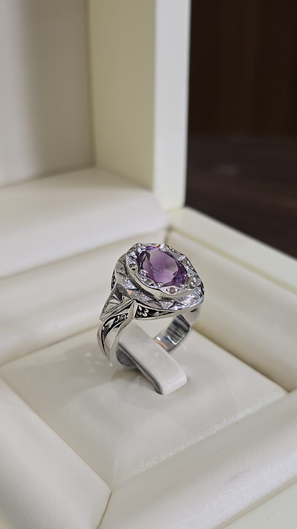 BAGUE AMÉTHYSTE ENTOURÉ DE DIAMANTS