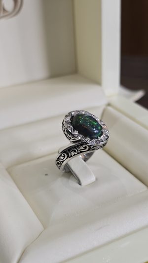 BAGUE OPALE ENTOURÉ DE DIAMANTS