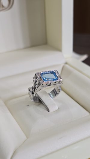 BAGUE TOPAZE BLEUE ENTOURÉ DE DIAMANTS