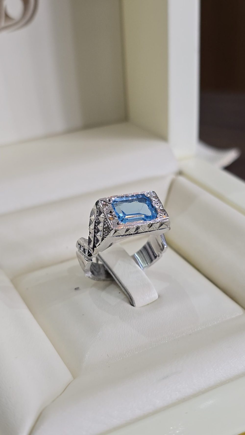 BAGUE TOPAZE BLEUE ENTOURÉ DE DIAMANTS