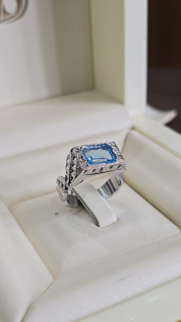 BAGUE TOPAZE BLEUE ENTOURÉ DE DIAMANTS