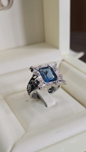BAGUE TOPAZE BLUE ENTOURÉ DE DIAMANTS